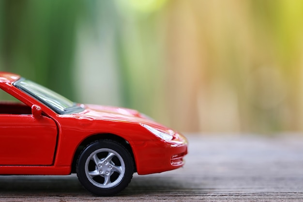 Voiture Jouet Rouge Sur Plancher En Bois.