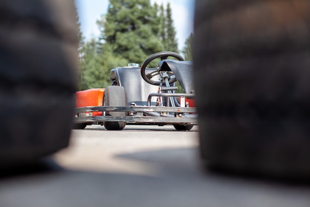 Une voiture de karting se tient sur l'autoroute et attend le conducteur. Voitures de karting pour enfants et adultes.