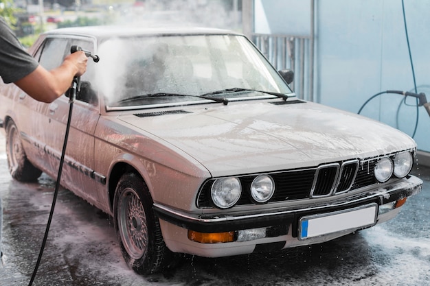 Voiture de lavage des mains gros plan avec tuyau