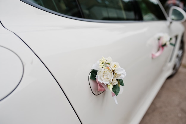 Voiture de limousine de mariage d'élégance avec décoration florale.