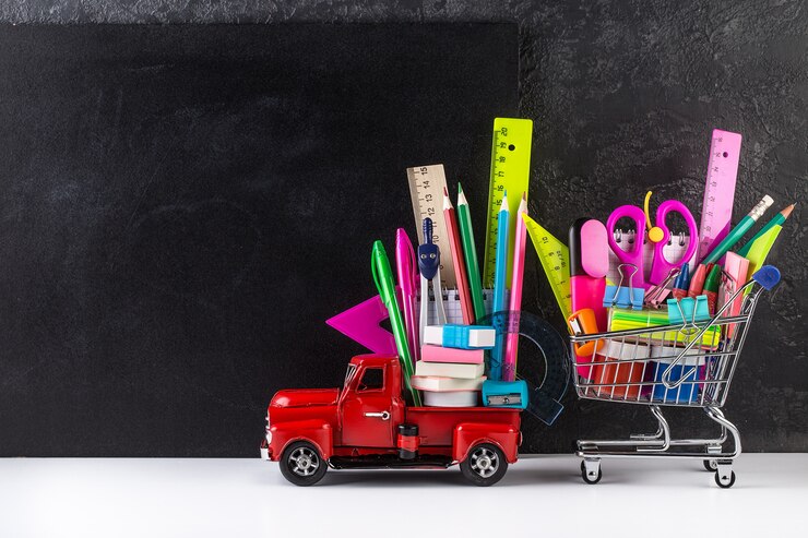Voiture livrant le panier avec les accessoires contre le tableau.