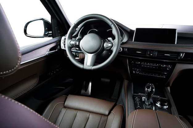 Voiture de luxe moderne Intérieur de la voiture à l'intérieur Affichage du compteur de vitesse sur le tableau de bord du volant Cockpit en cuir brun isolé sur blanc avec voie de découpage