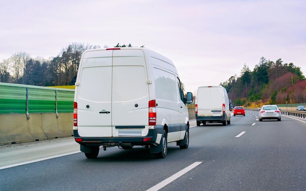 Voiture de mini-fourgonnettes en route. Mini-fourgonnettes Véhicules automobiles sur l'allée. Transport européen pour les services publics de services logistiques lors de travaux de transport sur autoroute ou autoroute.