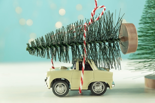 Voiture miniature avec sapin sur bois