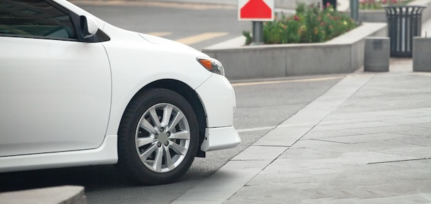 Voiture Moderne Blanche Dans La Ville