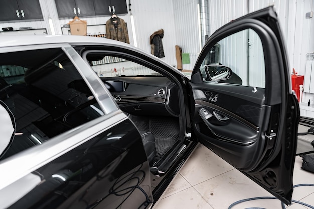 Une voiture moderne dans un service de voiture en gros plan