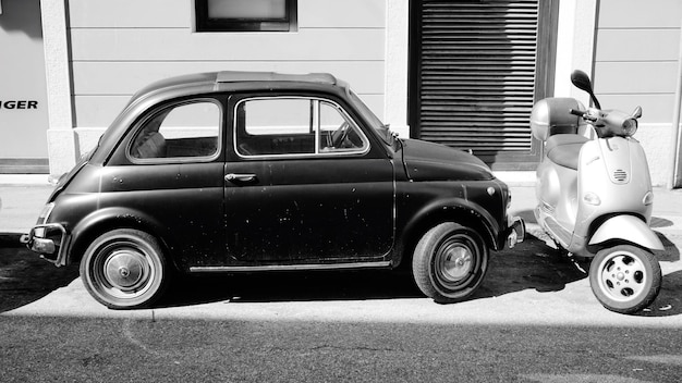 Photo une voiture et une moto vintage dans la rue de la ville