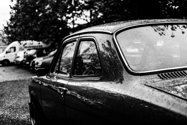 Voiture mouillée garée dans la rue pendant la saison des pluies