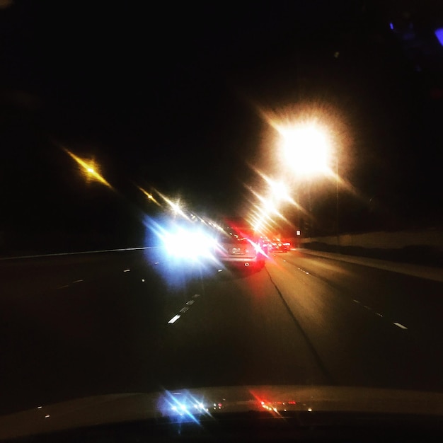 Photo voiture en mouvement sur la route la nuit