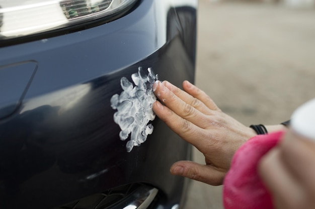 Voiture de nettoyage de pâte à polir manuelle artisanale avec chiffon en microfibre détaillant la laque de peinture de véhicule de voiturier