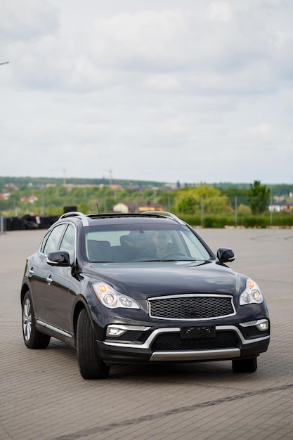 Voiture noire moderne SUV jeep noire sur grandes roues