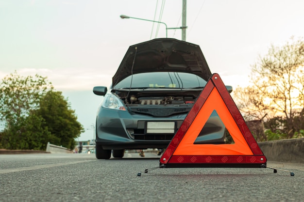 voiture en panne sur la route