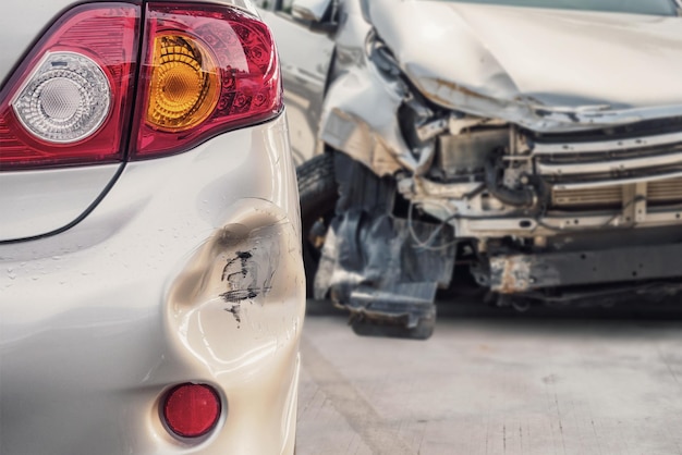 la voiture a un pare-chocs arrière bosselé endommagé après un accident