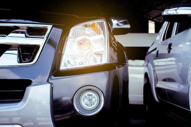 Voiture de phare menée pour des clients