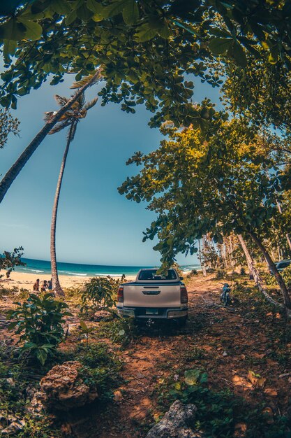 Photo voiture sur la plage des caraïbes