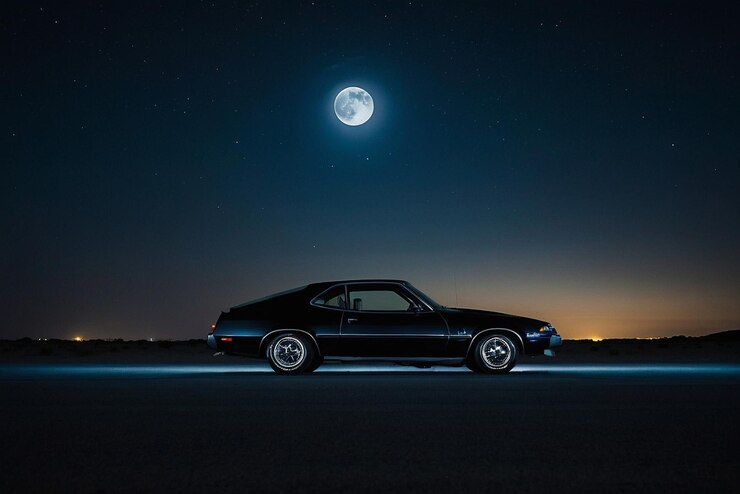 Photo une voiture avec la porte ouverte est garée sur une piste avec une pleine lune en arrière-plan