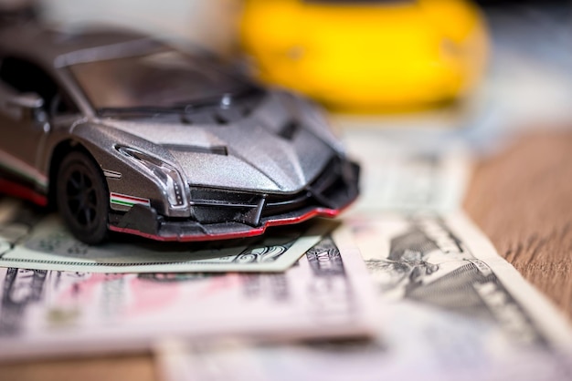 Voiture pour enfants avec des dollars la table