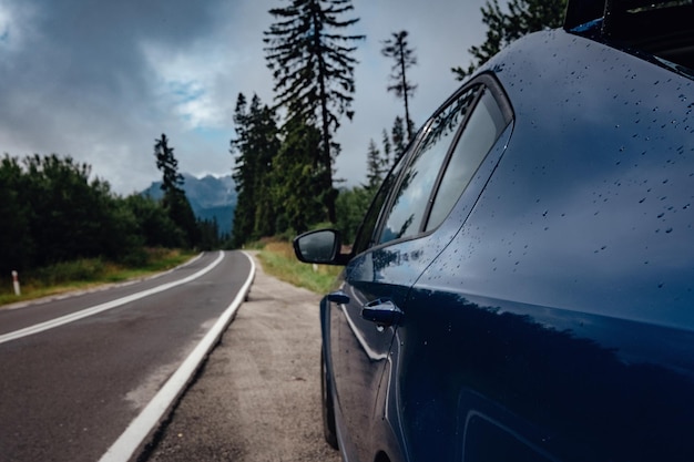 Voiture pour voyager sur une route de montagne