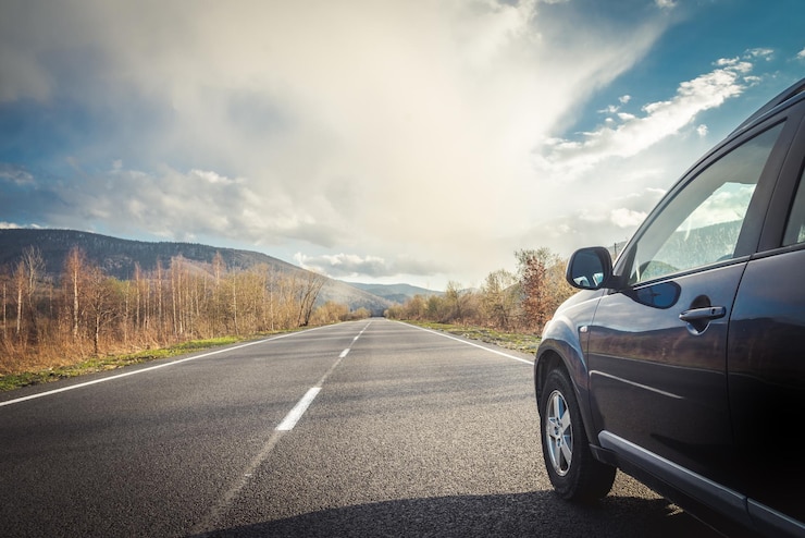 Photo voiture pour voyager sur une route de montagne