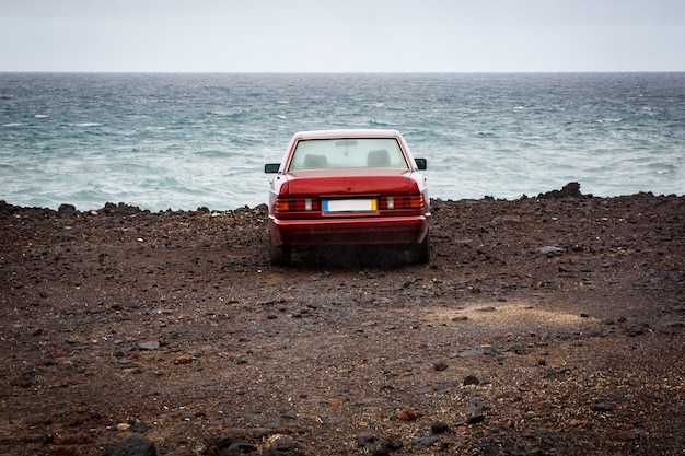 La voiture près de l'océan, côte rocheuse.