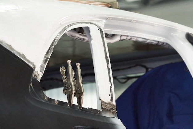 Voiture prête à être réparée dans un atelier de réparation automobile