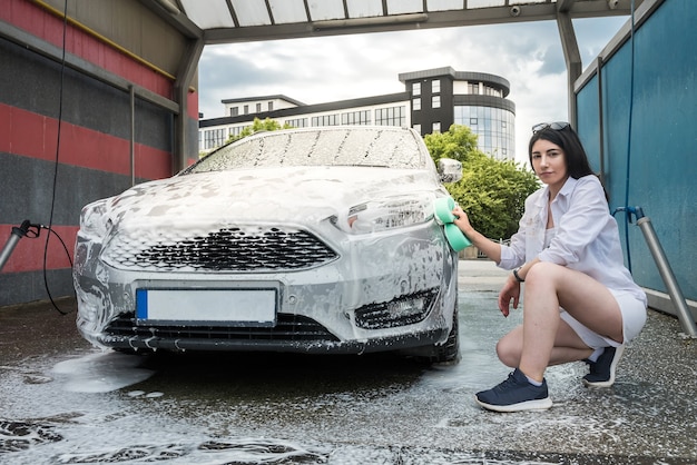 Voiture propre avec une éponge et de la mousse