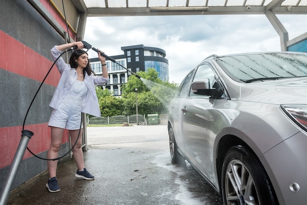 Voiture propre avec une éponge et de la mousse