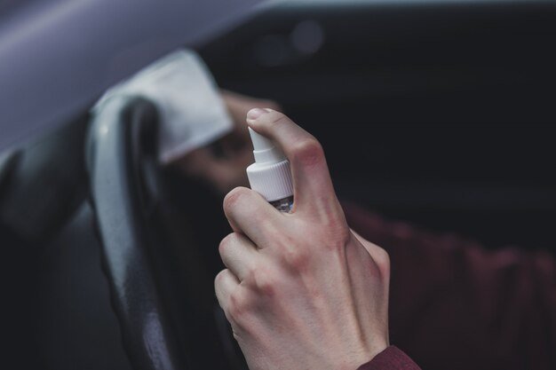 Voiture propre avec un spray désinfectant