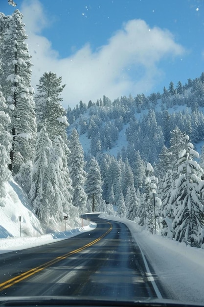 une voiture qui descend une route couverte de neige