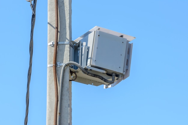 Voiture radar pour la surveillance sur autoroute, outil de police pour contrôler le trafic routier. Radars de vitesse montés sur poteau en béton. Contrôle de vitesse.