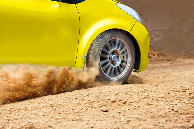 Voiture de rallye en piste