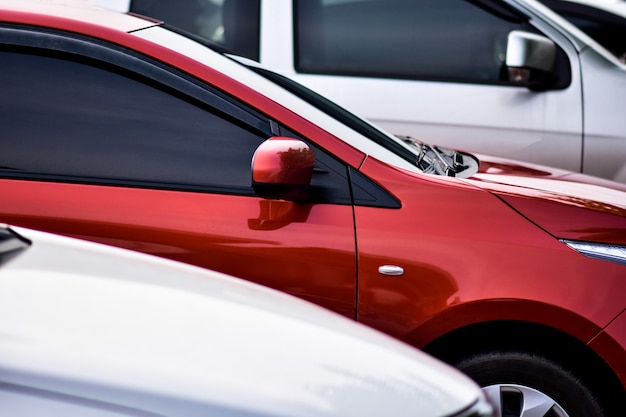 Voiture rangée garée sur parking