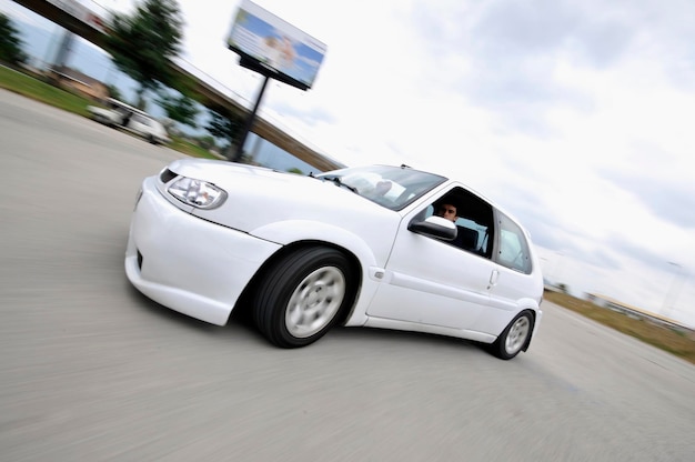 Voiture rapide se déplaçant avec le flou de mouvement