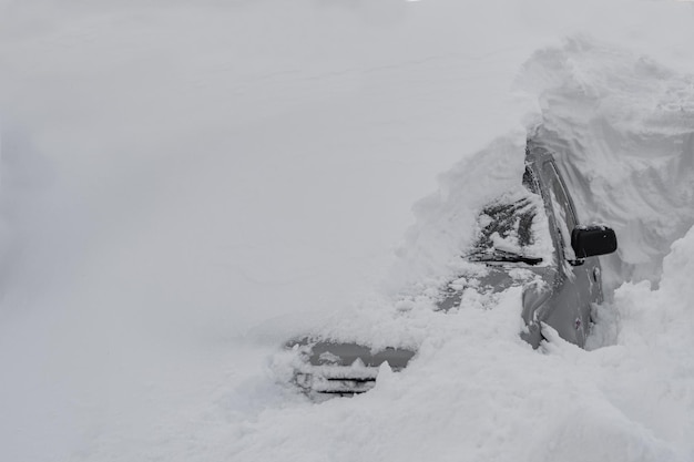 Voiture recouverte de neige après une forte tempête de neigeLes véhicules sont recouverts de neige lors d'une forte chute de neige