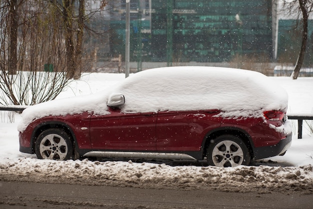 Photo voiture recouverte de neige blanche fraîche. un véhicule sous la neige