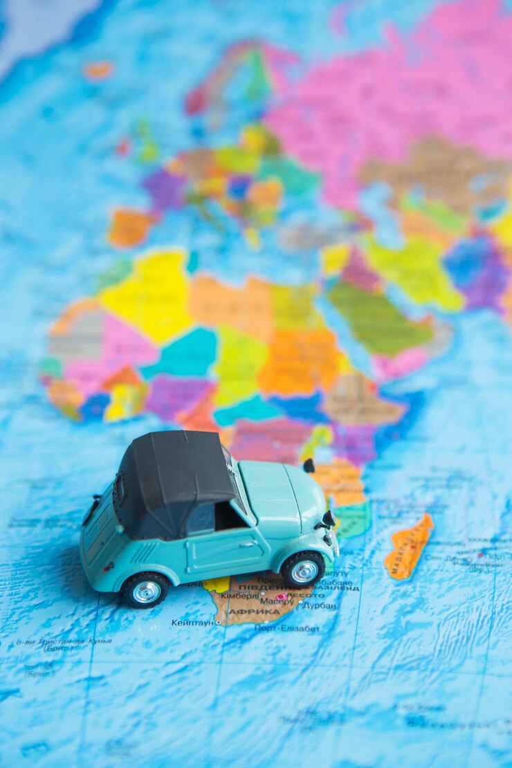 Voiture rétro sur la carte du monde colorée, voyage