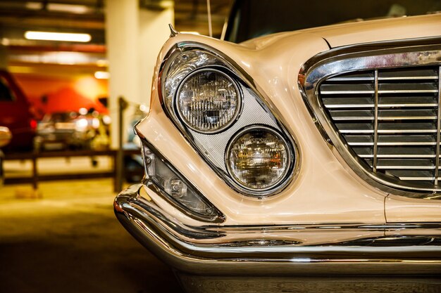 Voiture rétro légère se bouchent.