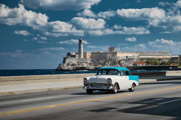 Voiture rétro sur le quai de La Havane Cuba El morro château et phare sur fond