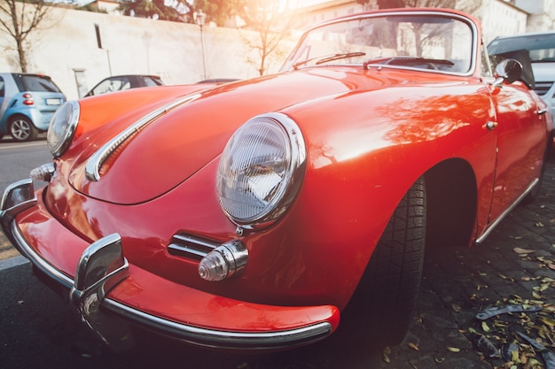 Voiture rétro rouge