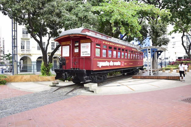 La voiture rouge de l'ancien train sur le remblai Malecon 2000 à Guayaquil