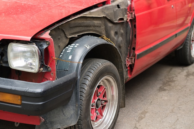 Voiture rouge endommagée sans parties du corps