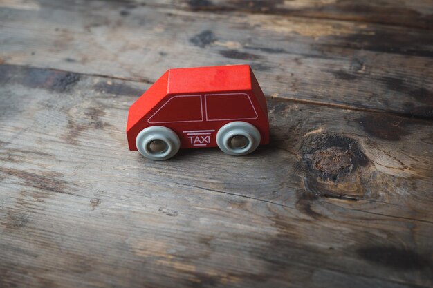 La voiture rouge de jouet