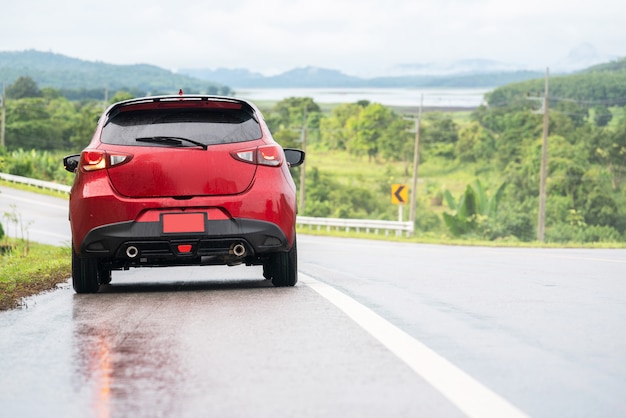 La voiture rouge sur la route