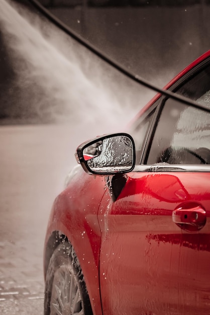 Une Voiture Rouge Avec Une Souffleuse à Neige Sur Le Côté