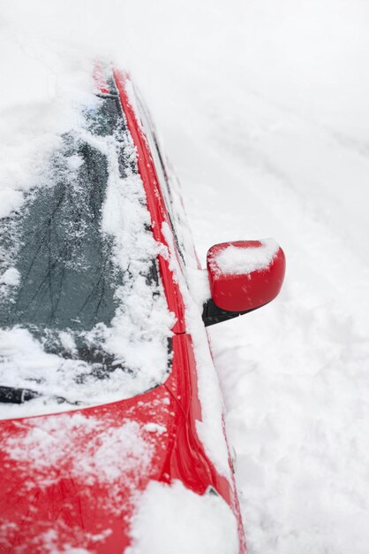 voiture rouge sous la neige