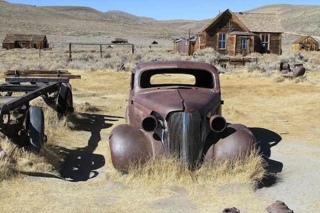 Voiture rouillée antique dans la ville fantôme de Bodie en Californie