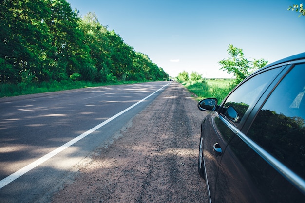 Voiture sur route asphaltée en été