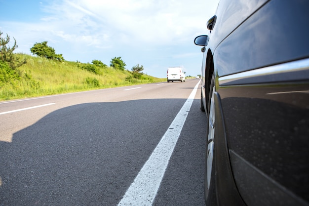 Voiture sur route asphaltée