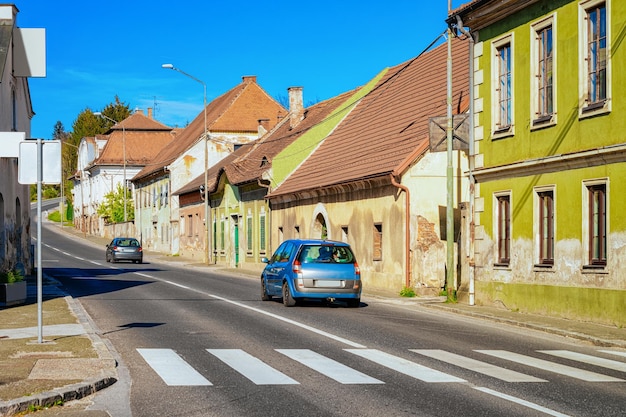 Voiture sur route avec carrefour dans le vieux centre de Slovenska Bistrica près de Maribor en Slovénie. Ville du sud de la Styrie en Slovénie. Clocher de la cathédrale de la ville slovène.