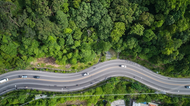 Voiture et route sur la colline à Phuket